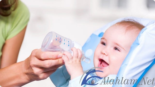 مخاطر شرب الماء للرضع