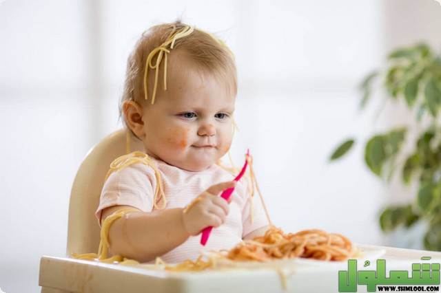 يأكل الطفل من طعام العائلة